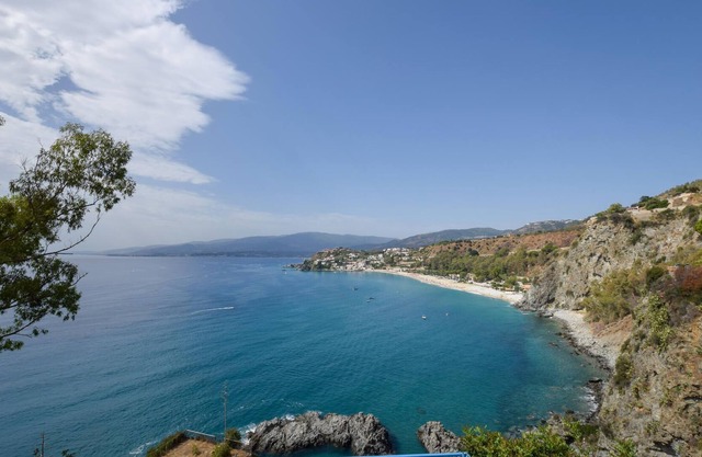 Enjoy a beautiful sea view in this inviting vacation apartment on the outskirts of Zambrone.