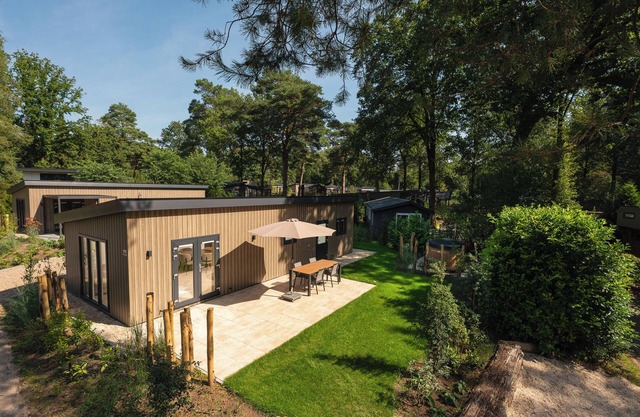 Enjoy a luxurious holiday home for 4 people in the wooded surroundings of the Veluwe, complete with modern amenities and air conditioning for optimal comfort. Additionally, you can fully unwind in the delightful private hot tub, perfect for relaxing