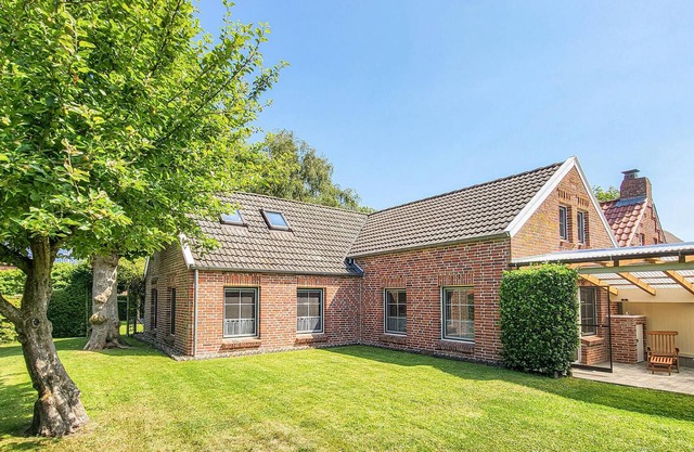 Enjoy a quiet and relaxing vacation in this tasteful vacation home.