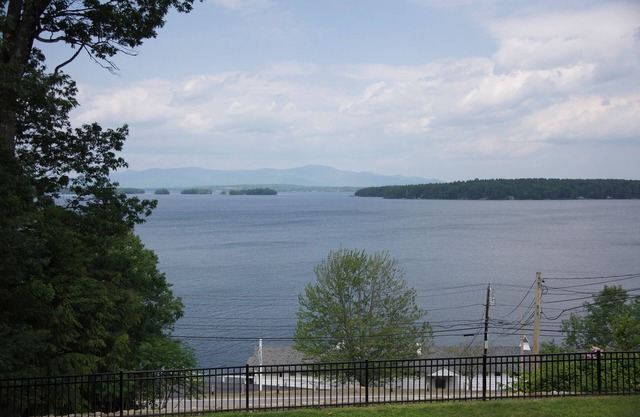 Enjoy Breath-taking Lake and Mountains views at the Belknap Point inn House
