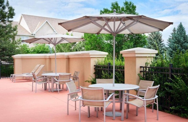 ENJOY EXTRA SPACE AND VIEWS AT OUR LONGMONT, CO HOTEL.