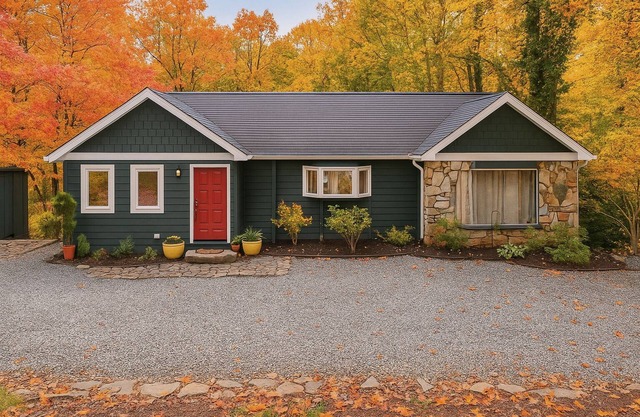 Enjoy Fall in Lake James - 3 bd/2 ba Lakeview Home with Boat Ramp and Kayaks