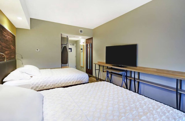 Enjoy Free Hot Breakfast & Pet-Friendly Rooms next to the Airport - 3 Units