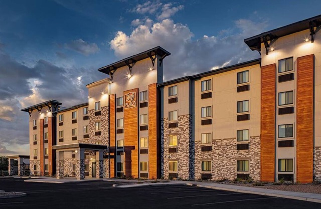 Enjoy Full Kitchen in Comfortable Room, Pet-Friendly Near University Campus