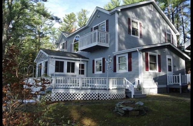 Enjoy lakefront life. Sleeps 12+. Gorgeous sunsets year-round on Crystal Lake