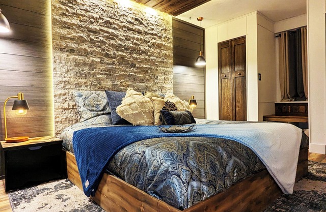 Enjoy relaxing comfort in this uniquely designed home - 5min from Frontier Park