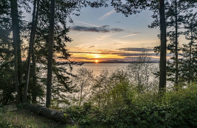 Enjoy Roseberry Cottage! Updated westside beach access with stunning views