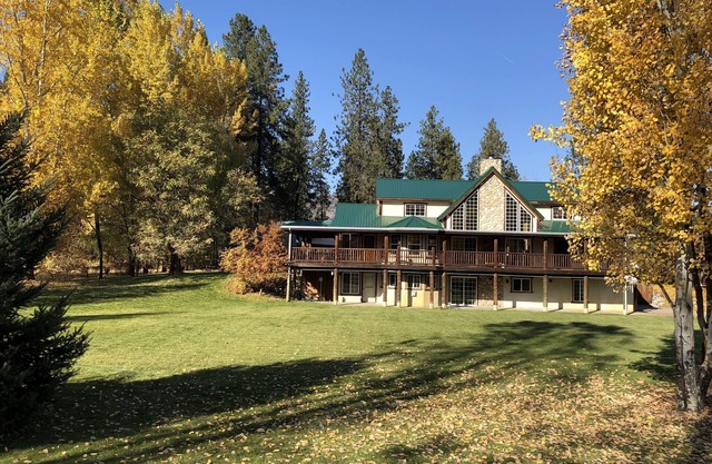 Enjoy the rustic elegance of our beautiful 4 seasons lodge.