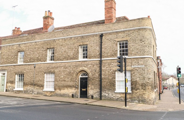 ENTERPRISE HOUSE, character holiday cottage in Bury St Edmunds