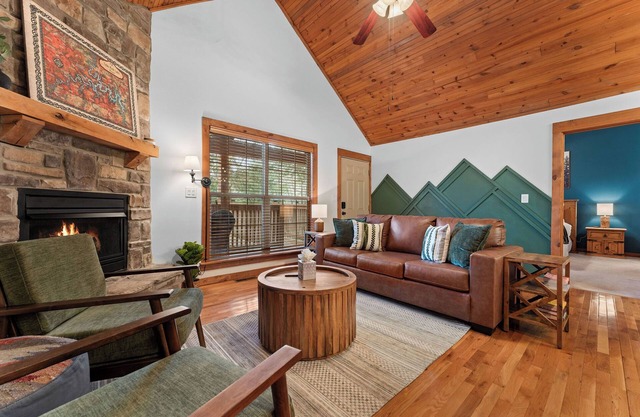 Entire Cabin - Sunroom - Resort Amenities - Near Silver Dollar City