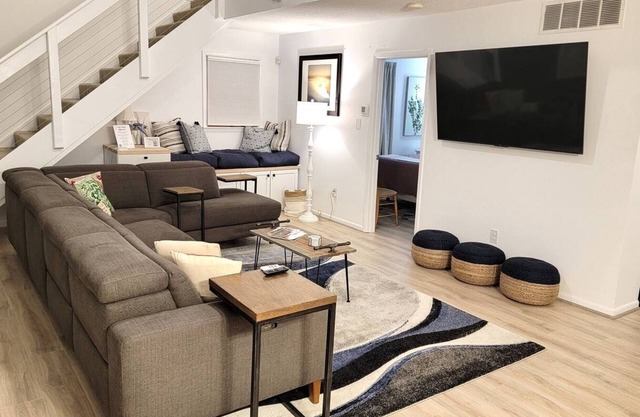 Entire home in boating community, community pool, back yard for families - DOG Friendly!