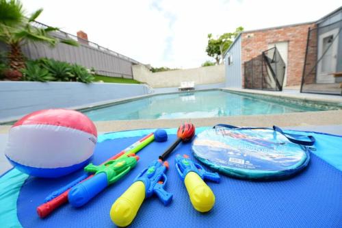 Entire home, Pool, Free Parking, WiFi, Family Neighborhood!