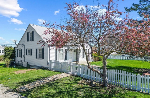 Entire house in Speedway! Pool~Big Yard~King Beds