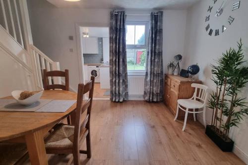 Entire House With Garden & Parking Nr Ashford Int