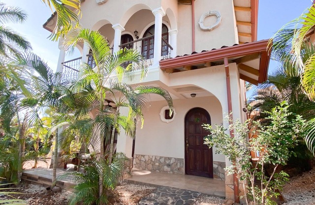 Entire villa in gated community, 2 Bd, 2 & 1/2 bath, pool, sandy beach.