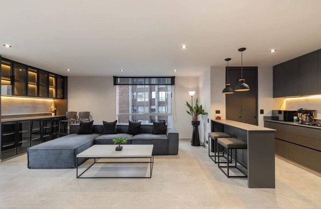 |EP| Spacious Apt with AC, Workspace, Views