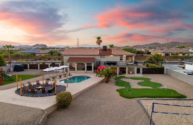 Epic AZ Stay: Pickleball, Putt Putt, Pool & More