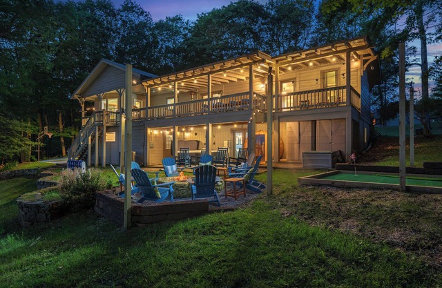 Epic Home Sleeps 20-Basketball Court-Hot Tub-Sauna