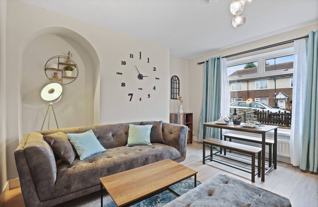 Equipped & Cozy: Fast WiFi, Smart TV, Full Kitchen