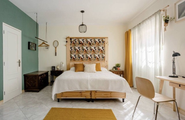 Escape the bustle: Spacious Rooms & Lush Garden