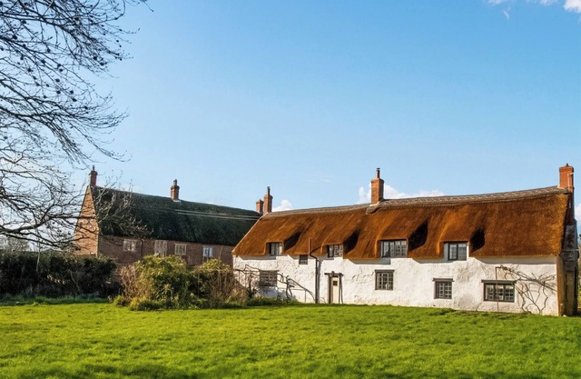 Escape to a cosy six-bedroom holiday home in Ilton.