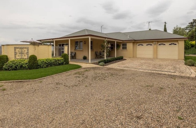 Escape To Camellia Cottage For A Relaxing Bathurst