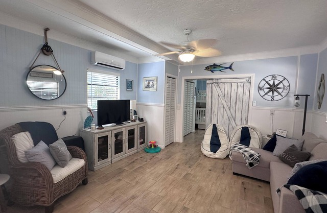 Escape to paradise in this cozy 1/1 with access to private ramp in Key Largo!