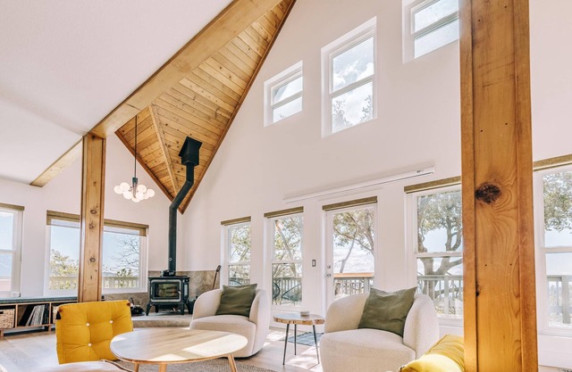 Escape to Tranquility: Views & Modern Amenities