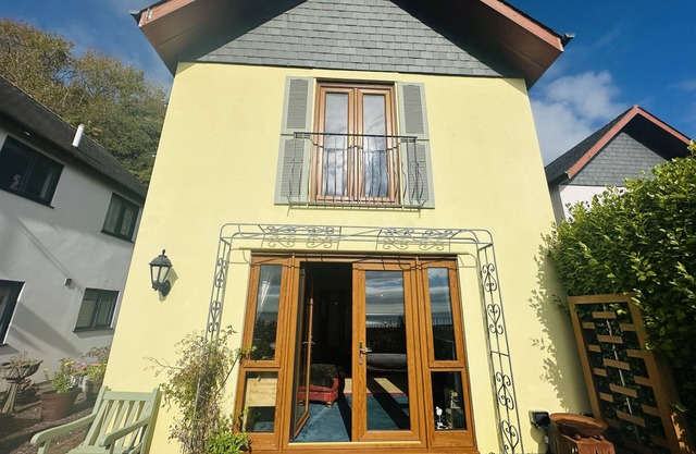 Escape to this charming 2 bedroom detached house with amazing sea views