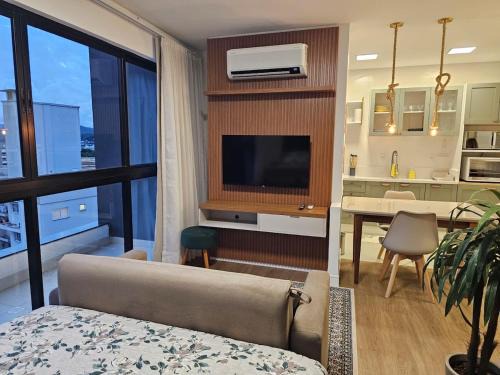 Espaçoso e decorado Studio com Home Office e closet