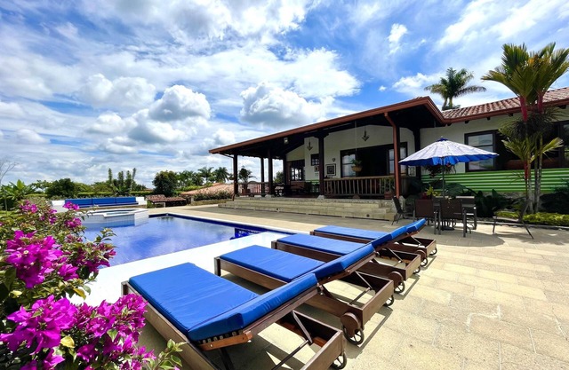 Espectacular Chalet via Armenia-mnegro/piscina Privada/Wifi