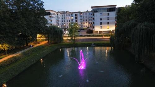 EUROPA22 Apartament RELAKS z JACUZZI w samym sercu miasta Prestiżowe osiedle z widokiem na park i staw z fontannami Szybkie i Łatwe Zameldowanie
