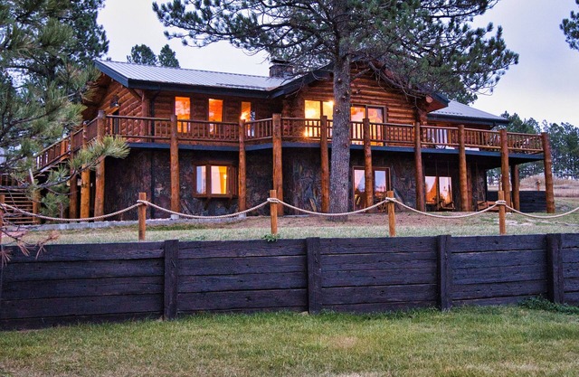 Evergreen Lodge - Genuine Black Hills Log Cabin