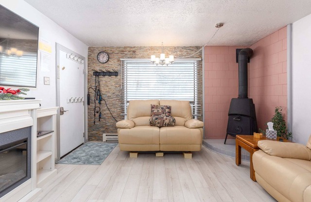 EW 105-Cozy Adorable Condo That Is A Ski In/Out