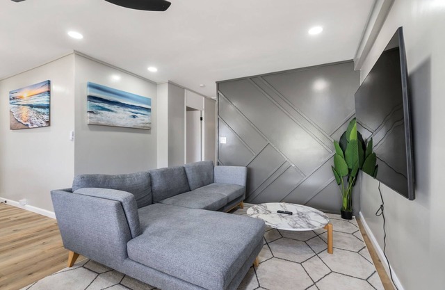 Ewa Beach 3BR - Sleeps 6, WiFi, A/C + Golf & Shop