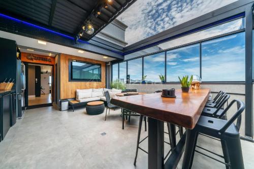 Excelente Cobertura Duplex de Alto Padrão na praia de Mariscal.