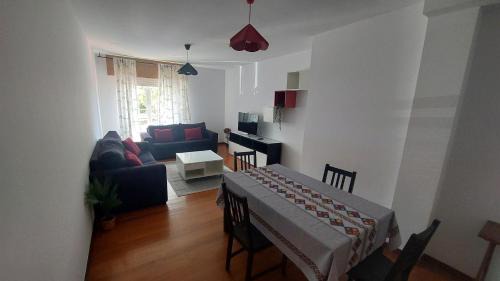 Excelente piso de 3 habitaciones dobles, 2 baños y terraza 30 mts