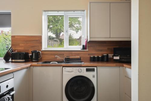 Exceptional 3 bed house, homely comforts, Close to KFC McDonalds ASDA ALDI and city centre