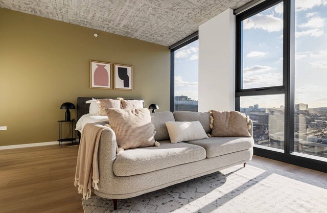 Exceptional West Loop Studio w/Gym & Grills, nr Park, by Blueground