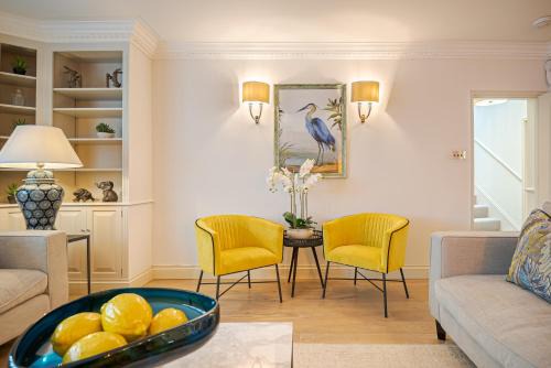 Exclusive 3Bd Mews House with Rare Private Balcony, outside dining and private Garage