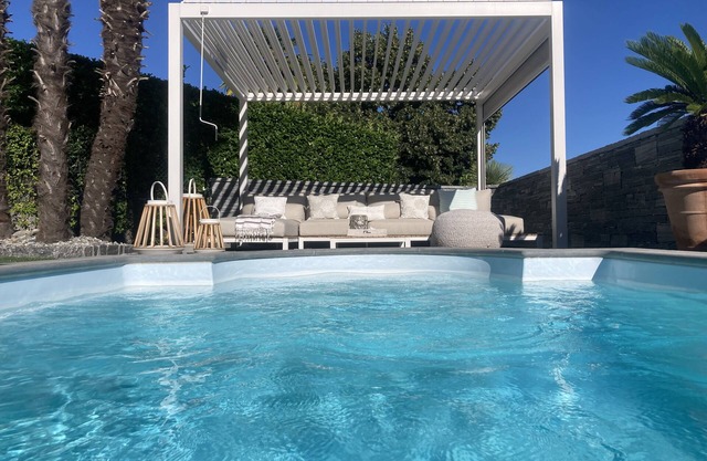 Exclusive 4 1/2 bedroom villa, with 2 parking, swimming pool.