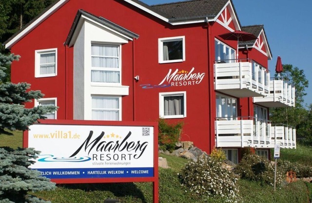 Exclusive apartment with panoramic lake view