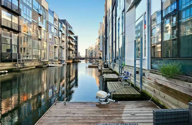 Exclusive canal house directly on the water