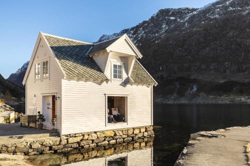 Exclusive fjord getaway with sauna