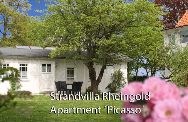 Exclusive, near the beach apartment on the property of the beach villa Rheingold