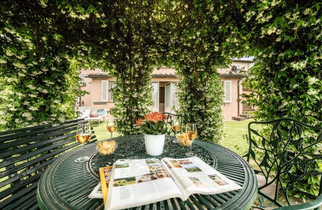 Exclusive villa, private garden in Siena. The "Dependance" of Villa il Borghetto