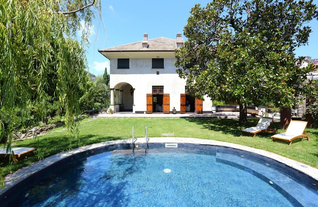Exclusive villa with garden and pool, within a private historic park