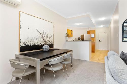 Executive Elegance Stylish 1br Suite On Hay St