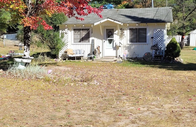 Exit 222 #1 Sweet cottage retreat! lake/beach 3 blocks away.Trails 1/4th mile