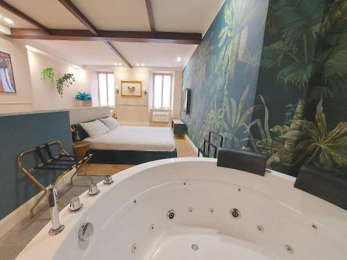 Exotic Suite with Jacuzzi